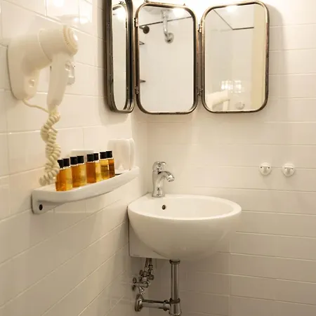 101 Flats Candia's 4* Rome